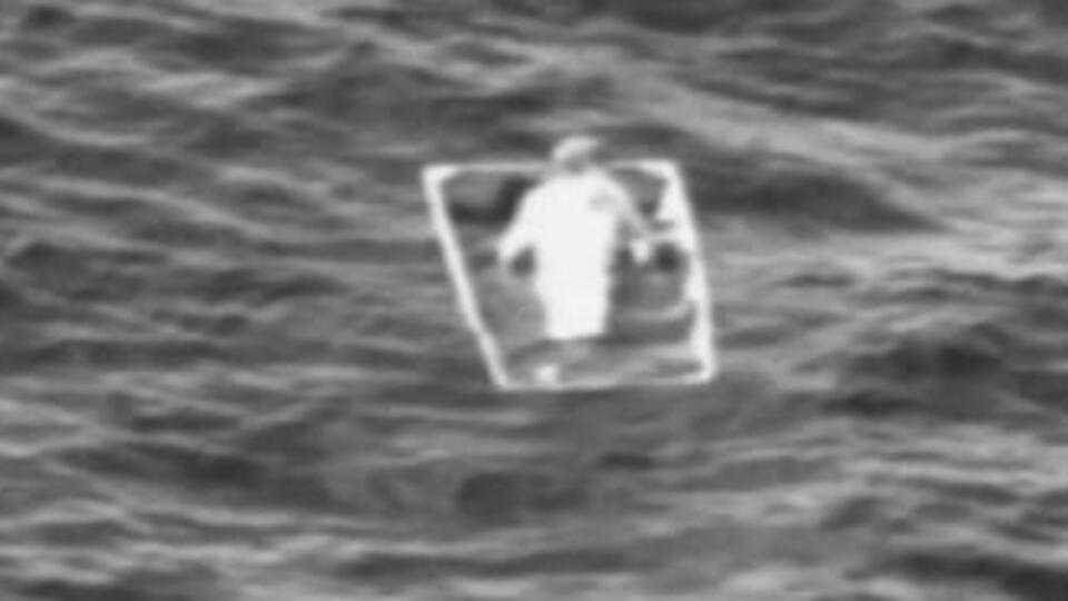 Okyanusta kaybolan genç, 35 saat sonra kurtarıldı