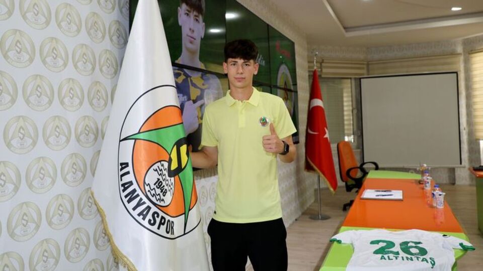 Alanyaspor, Eren'le 5 yıllık imzaladı