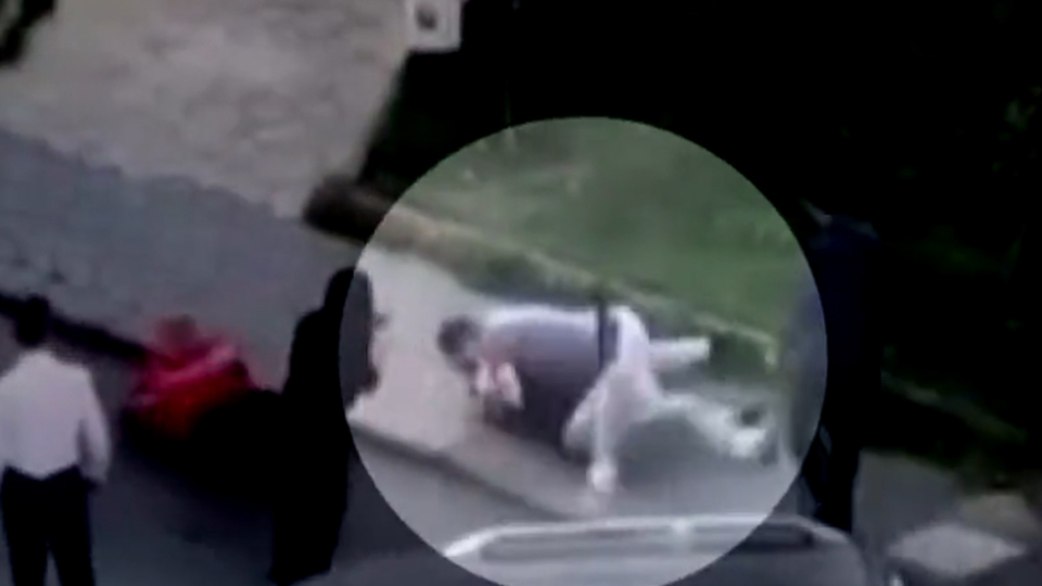 Trafikte sandalyeli, sopalı kavga