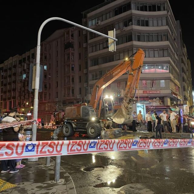 İzmir'de ana su borusu patladı