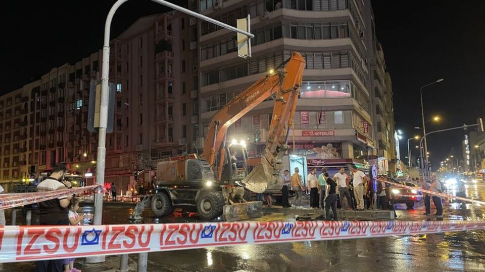 İzmir'de ana su borusu patladı