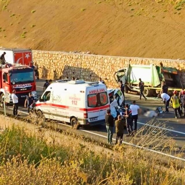 Otomobil ile çöp kamyonu çarpıştı: 2 ölü, 4 yaralı