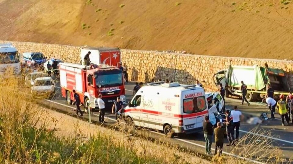 Otomobil ile çöp kamyonu çarpıştı: 2 ölü, 4 yaralı