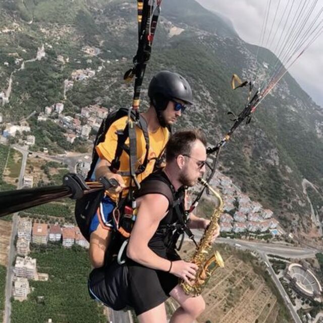 Yamaç paraşütü yaparken enstrüman çaldı