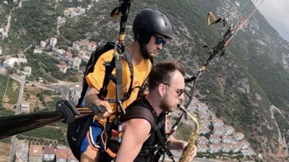 Yamaç paraşütü yaparken enstrüman çaldı