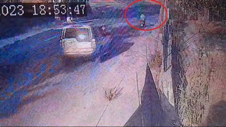 İsale hattı patladı! Köpeğiyle havaya fırladı!