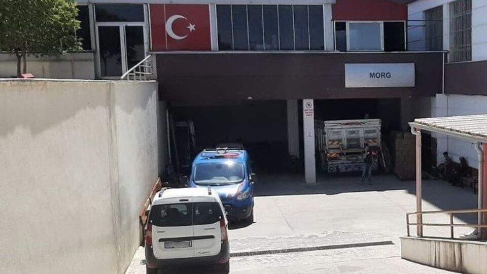 Vahşet! Eşini baltayla öldürdü!
