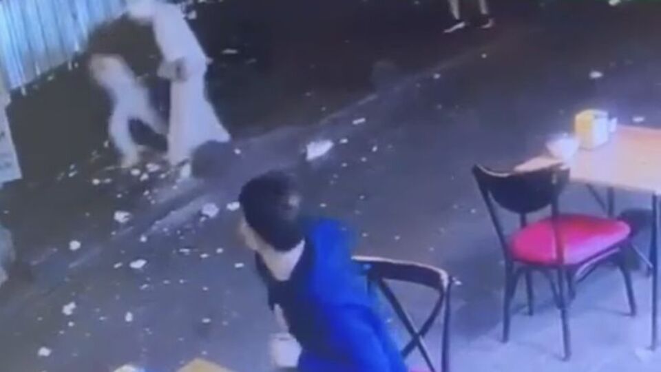 Yer: Taksim! Ailenin üstüne taş düştü!