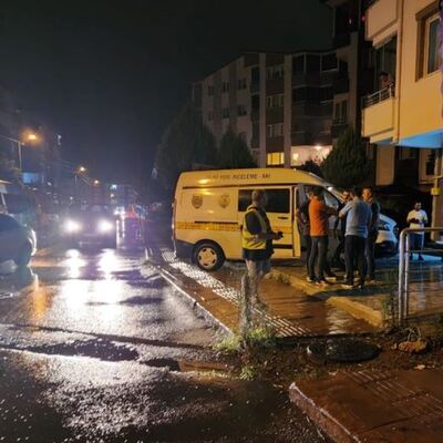 Evin kapısını açık bırakıp markete gitti! Dönünce bıçaklandı!