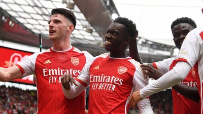 Arsenal üç puanla başladı
