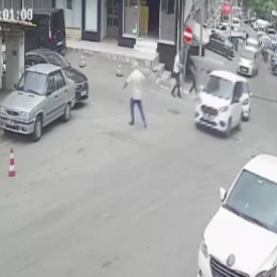 El frenini çekmeyi unuttunca olanlar oldu... Kazaya gelen polis aracına da motokurye çarptı