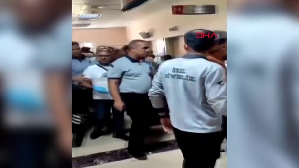 Gerginlikte doktor güvenlik eşliğinde odasından çıkarıldı