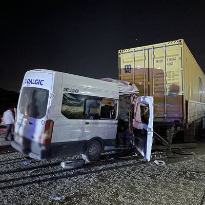 İşçi servisi TIR'a çarptı: 1 ölü, 7 yaralı