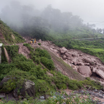 Hindistan'da sel ve toprak kayması: Çok sayıda kişi öldü!