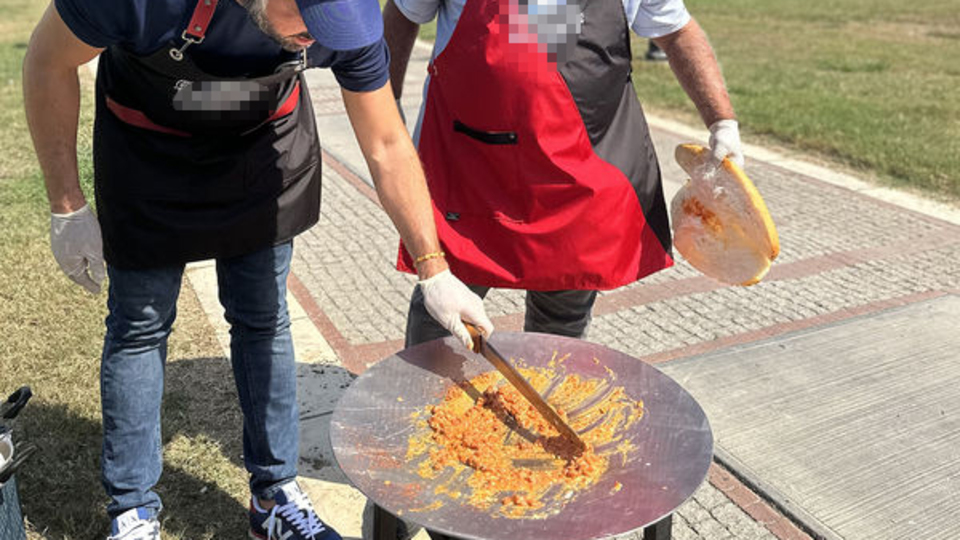 Adana'da sıcaklık 50 dereceyi geçti! Güneşte tost pişti!