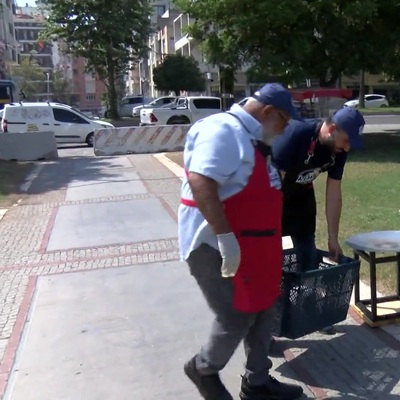 Adana'da hissedilen sıcaklık 50 dereceyi aştı: Güneşte tost pişti