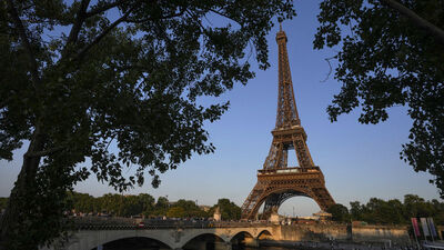 2 turist Eyfel Kulesi'nde 1 gece mahsur kaldı