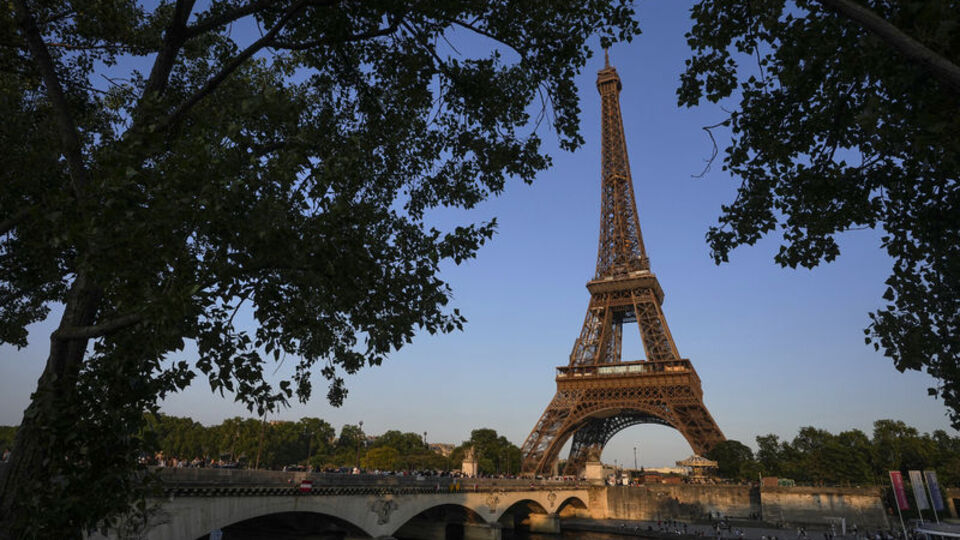 2 turist Eyfel Kulesi'nde 1 gece mahsur kaldı