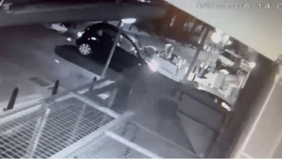 İstanbul trafiğinde korna dehşeti! 2 kişiyi bıçakladı!