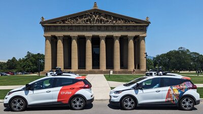 Robot taksilerin internet bağlantısı kesildi, trafik karıştı!