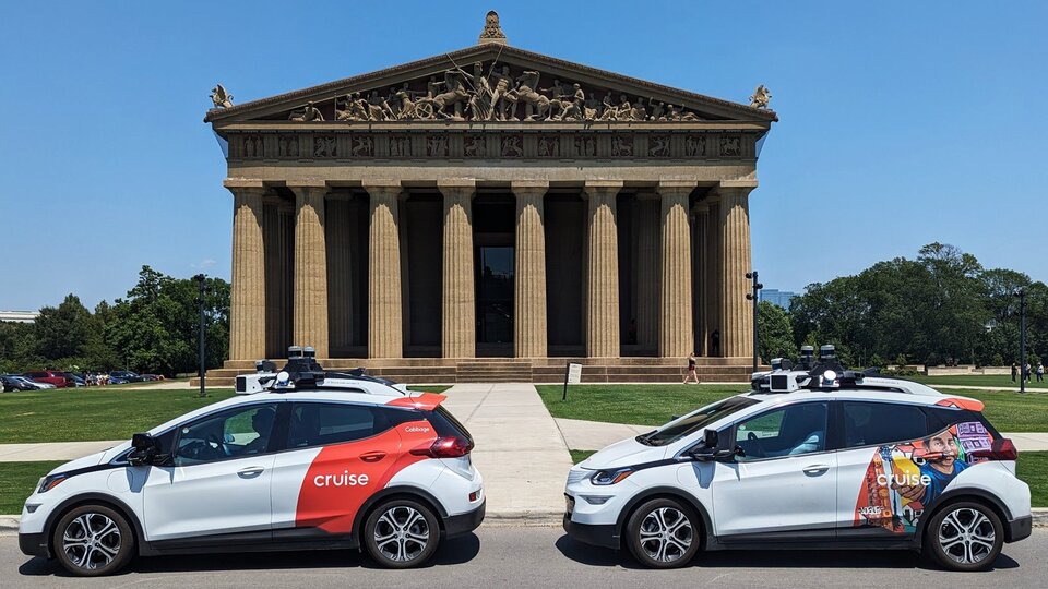 Robot taksilerin internet bağlantısı kesildi, trafik karıştı!