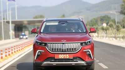 İki bakan Togg direksiyonuna geçti