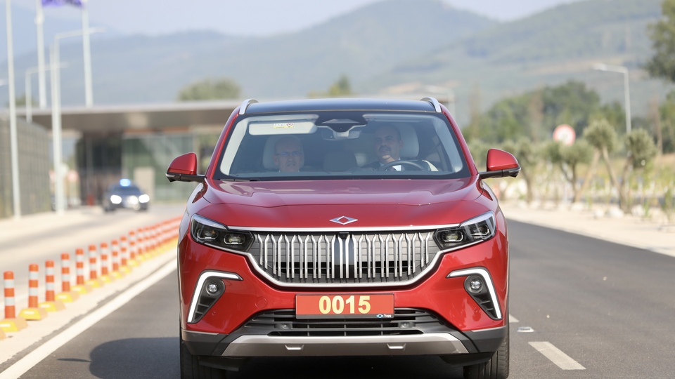 İki bakan Togg direksiyonuna geçti