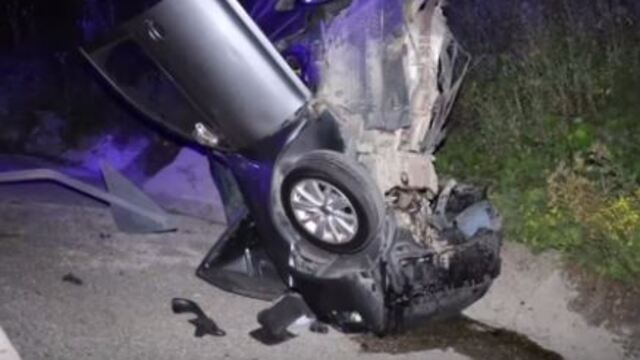 Bariyere çarpan otomobil ikiye bölündü: 1 ölü, 1 yaralı