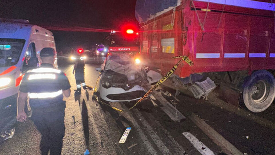 Otomobil ile kamyon çarpıştı: 1 ölü, 3 yaralı