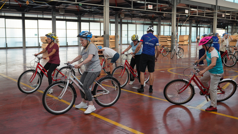 Kadınlar 10 dakikada dengeyi sağlayıp, pedal çevirmeye başlıyor