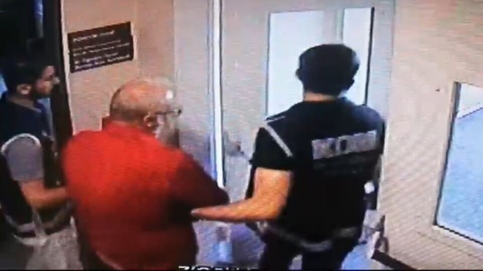 Bıçak parası istediği öne sürülen doktor tutuklandı