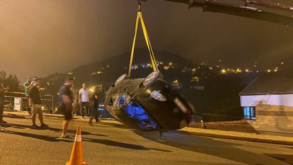 Silahlı saldırıdan kaçarken otomobiliyle kaza yaptı