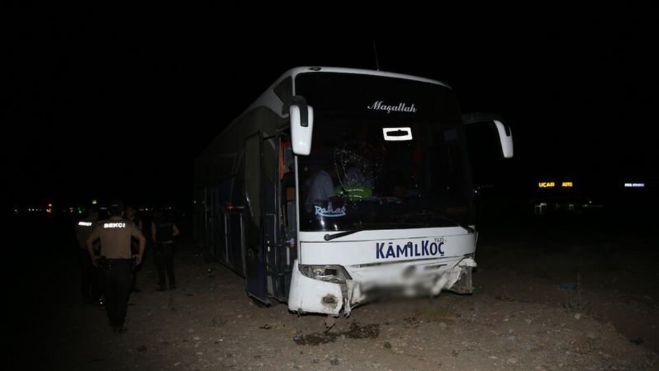 Yolcu otobüsü refüje çarptı: 18 yaralı