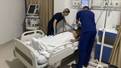 Hasta yakınlarının darp ettiği doktor ağır yaralandı