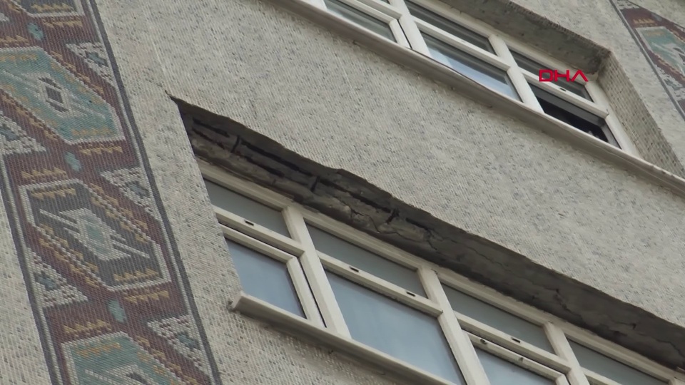 Binadan kopan parçalar kaldırıma döküldü!