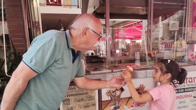 "Süt Dede"den 40 yıldır ücretsiz dondurma