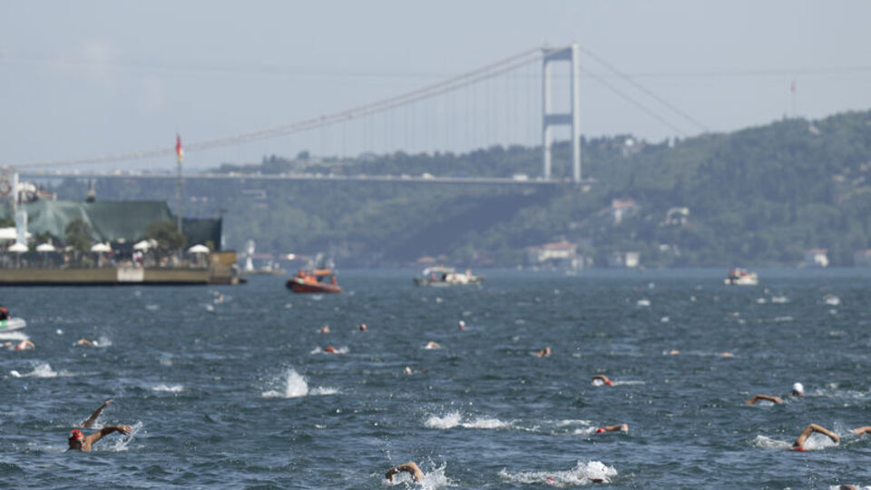Asya ve Avrupa kulaçlarla birleşti