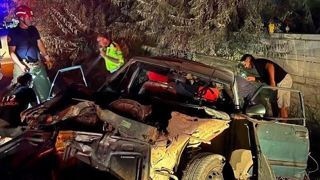 Otomobil yol kenarındaki ağaçlara çarptı: 6 yaralı
