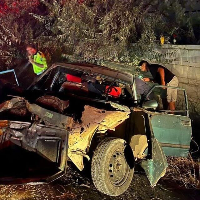 Otomobil yol kenarındaki ağaçlara çarptı: 6 yaralı