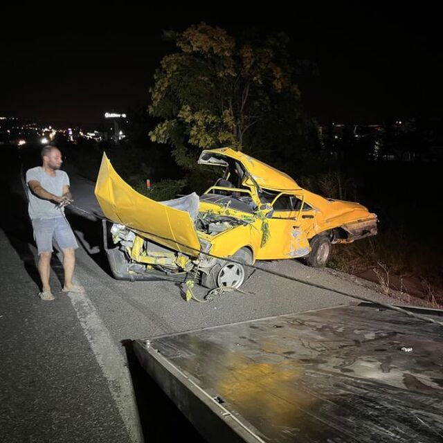 Başkent'te otomobil ağaca çarptı: 2 ölü