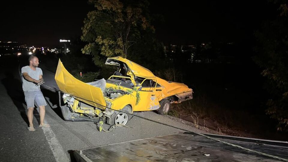 Başkent'te otomobil ağaca çarptı: 2 ölü