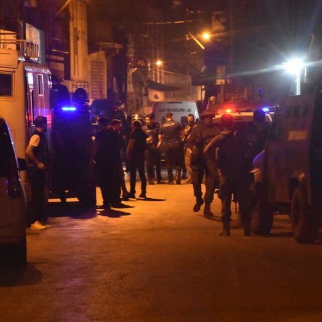 Kavgaya müdahale eden polis memuru bıçaklandı