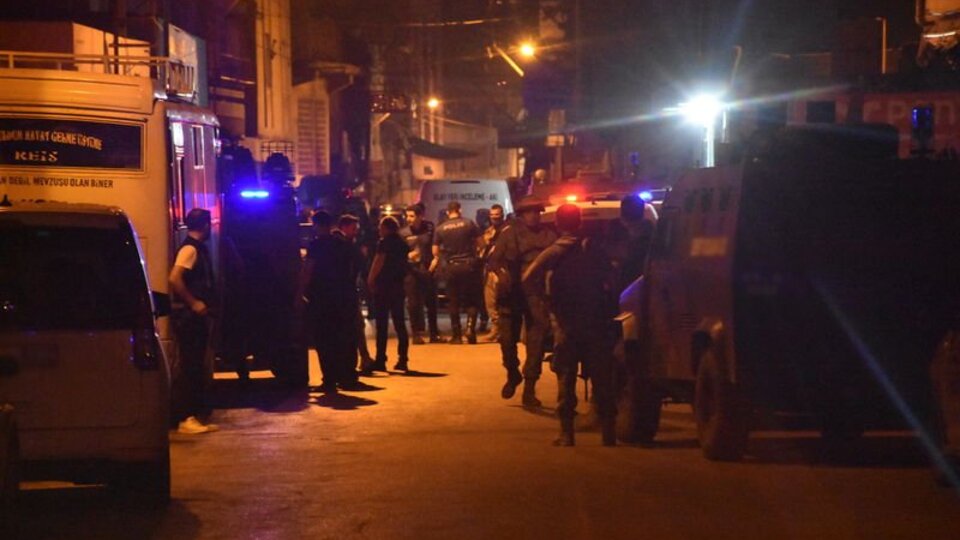 Kavgaya müdahale eden polis memuru bıçaklandı