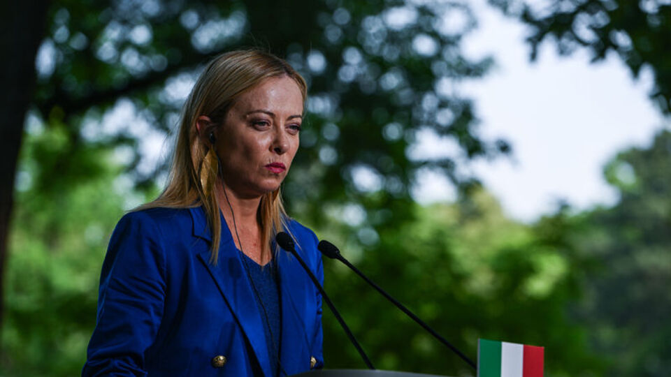 Başbakan hesabı ödemeyen turistlerin faturasını ödedi