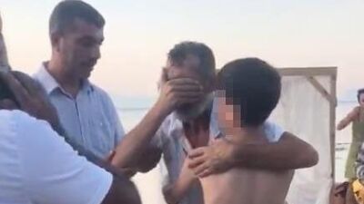 Boğulduğunu sandığı oğlunu görünce sevinçten bayıldı!