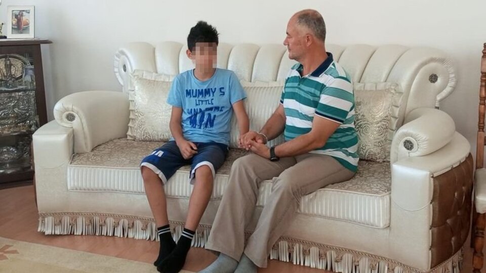 Salıncakta sallanırken maganda kurşunu yüzüne isabet etti!