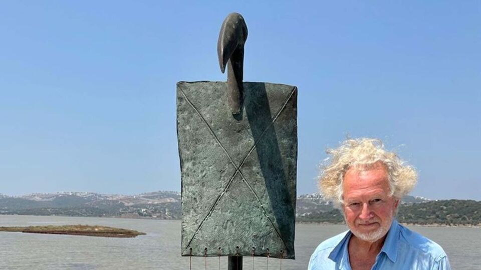 Heykelin bronz parçalarını çaldılar