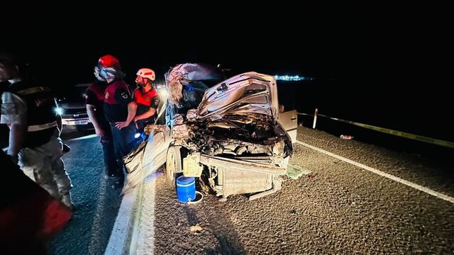 Hafif ticari araç traktöre çarptı: 1 ölü, 3 yaralı