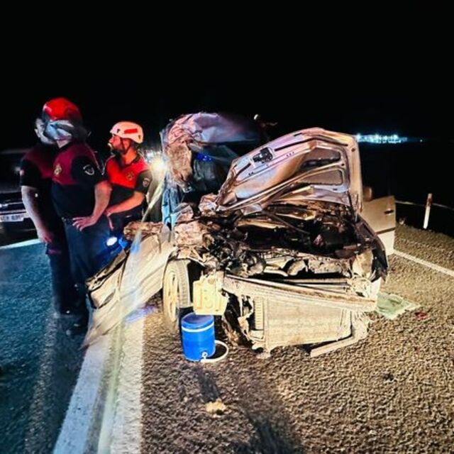 Hafif ticari araç traktöre çarptı: 1 ölü, 3 yaralı