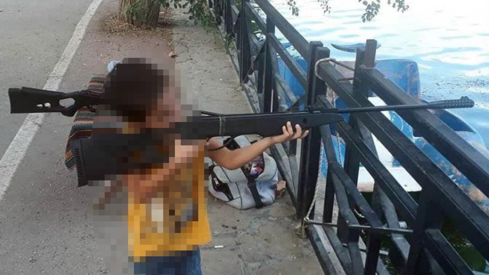 2 yaşındaki kardeşini vurdu! 5 yaşında katil!